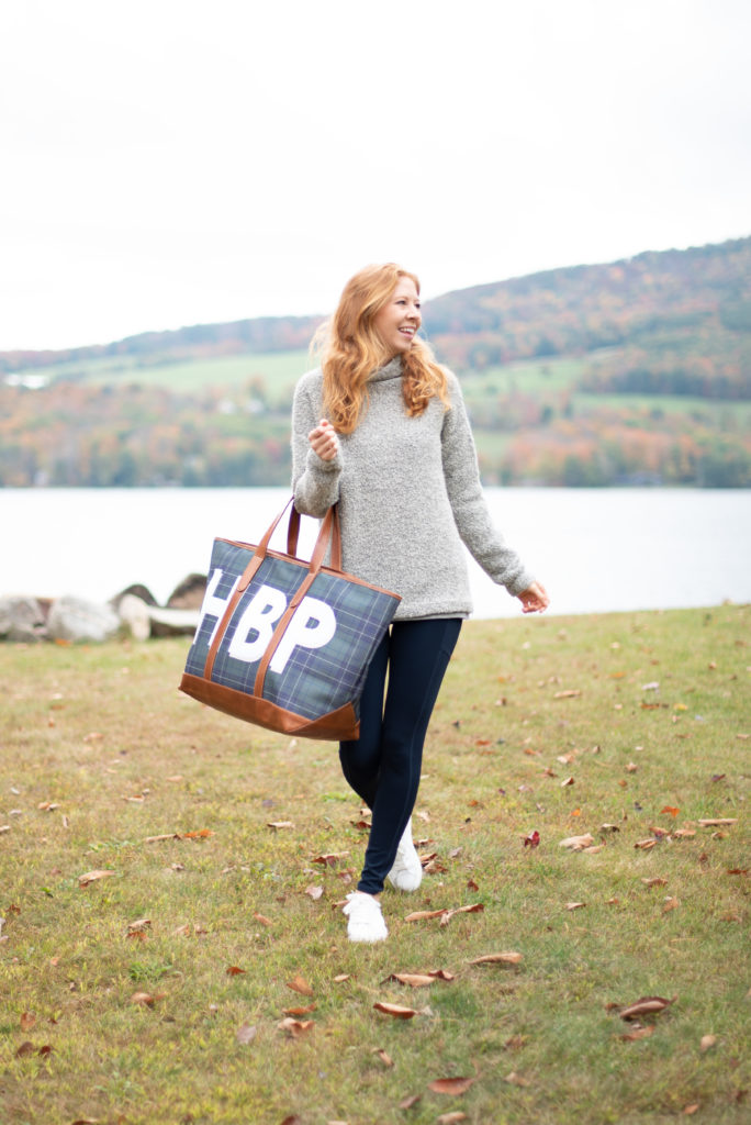 Reviewing My Oversized Monogrammed Travel Tote by Barrington Gifts. This plaid tote bag is the perfect travel bag for fall road trips! #preppy #travelbag #totebag